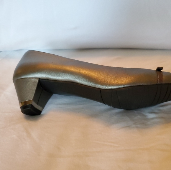 New Vaneli pewter dress shoe.  Size 8S. 1 3/4 heel - Picture 3 of 4